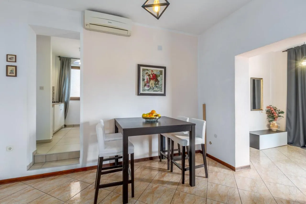 Apartments Zomzi Porec 0*,