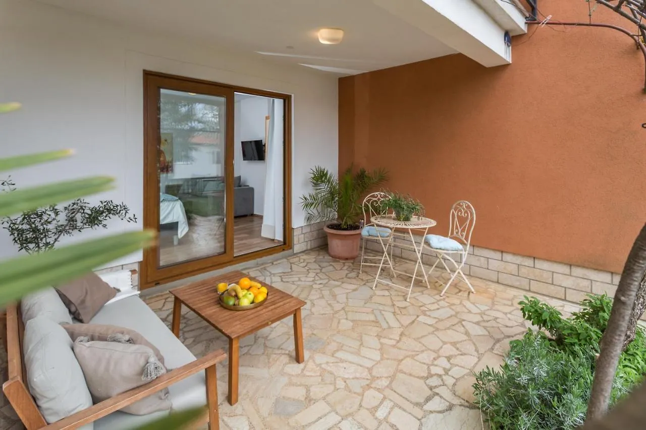 Apartments Zomzi Porec 0*,