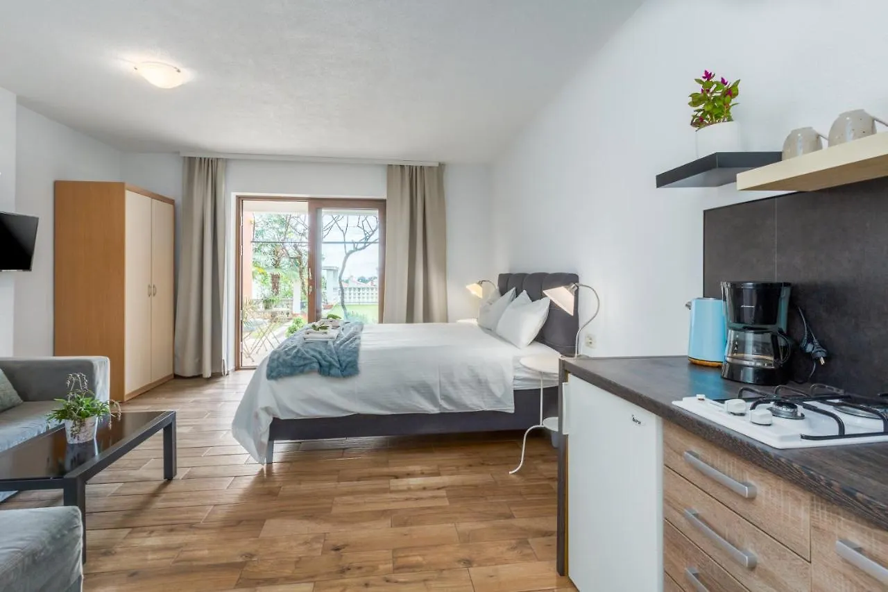 Apartments Zomzi Porec 0*,